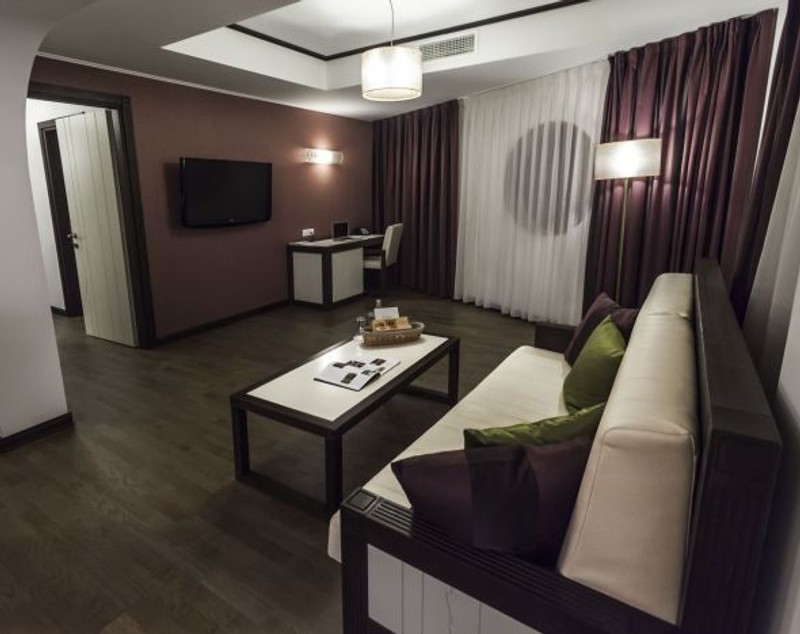FRF l-a cazat pe Christoph Daum la un hotel ascuns într-o fundătură. Asta vede antrenorul german din cameră | FOTO