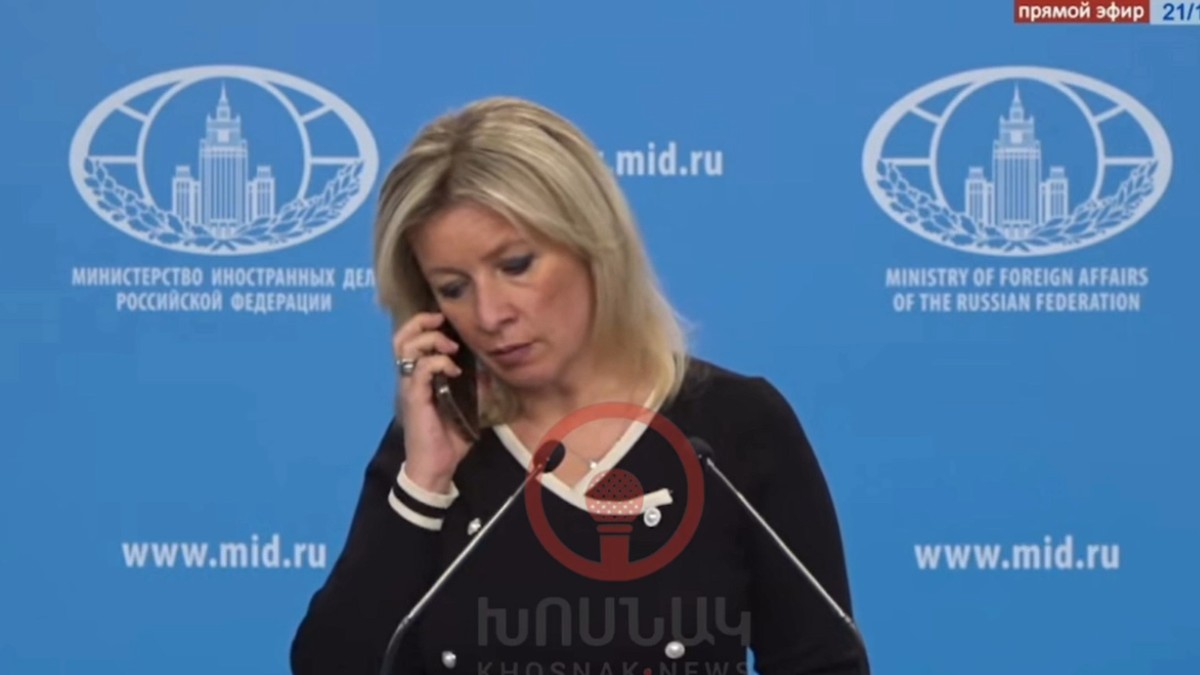 Maria Zaharova a fost surprinsă în timp ce vorbea la telefon, în cadrul unei conferințe de presă.