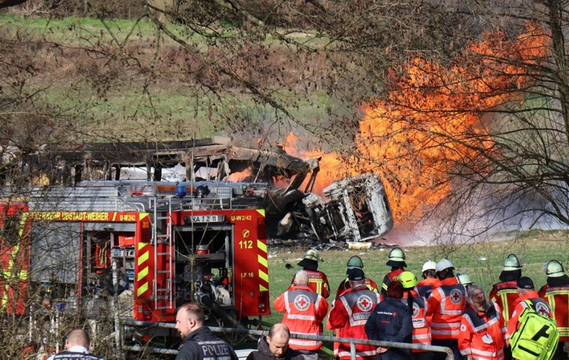 Trei morți într-un accident în care un tramvai și o cisternă cu ulei de încălzire au luat foc și s-au făcut scrum, în Germania