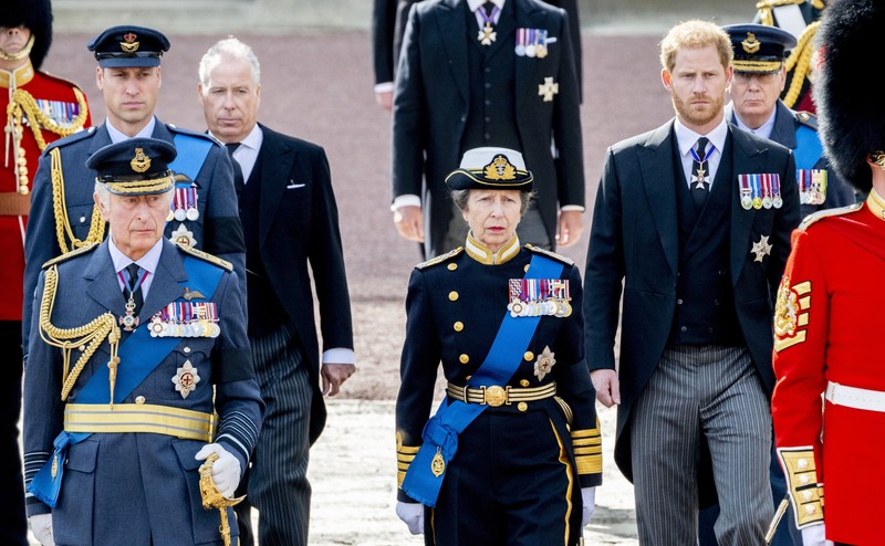 Regele Charles al III-lea, prințesa Ana, prințul William și prințul Harry au mers pe jos în spatele sicriului reginei Elisabeta a II-a pe străzile din Londra. Foto: Profimedia