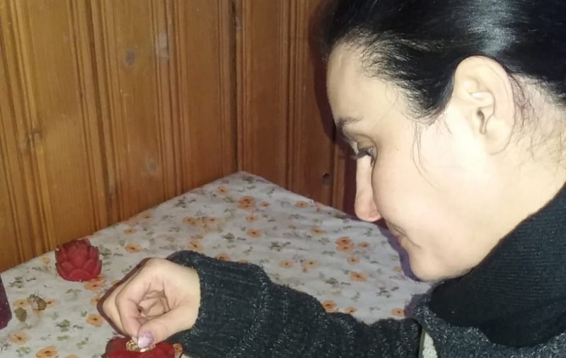 Revanșa femeii-pompier de la ISU Vrancea. A îmblânzit focul și sculptează lumânări cu el - FOTO