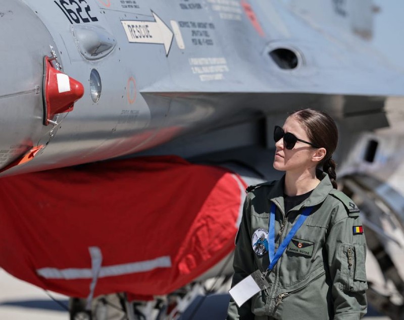 Două femei, același cer la BIAS 2025: Bianca Botaș, pilot F-16, și Andreea Bănesaru, pilot de acrobație, reprezintă România la show-ul aviatic