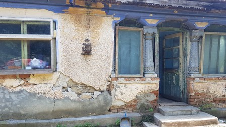 Casa lui Gheorghe e din cărămidă doar în partea dinspre drum