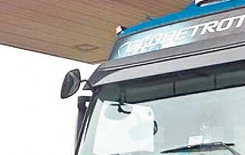 Trafic blocat pe DN 7 după ce un TIR încărcat cu geamuri a derapat