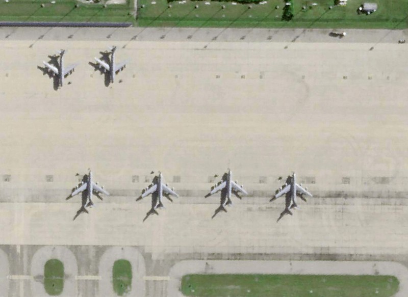 Șase avioane de realimentare Boeing KC-135 Stratotanker, observate de asemenea pe Insula Diego Garcia Foto: Profimedia