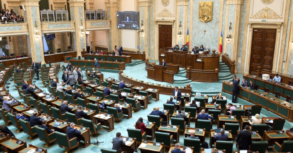 București, România. 30 martie 2026: Moțiunea depusă împotriva Dianei Buzoianu, ministrul Mediului, Apelor și Pădurilor, de către Alianța pentru Unirea Românilor (AUR)