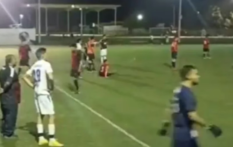 Un antrenor a fost ucis în timpul unui meci de fotbal din Mexic. Atacatorii au tras de 10 ori și au mai rănit un om