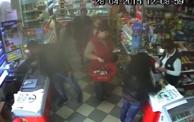 A furat 20.000 de lei de sub nasul a cinci oameni