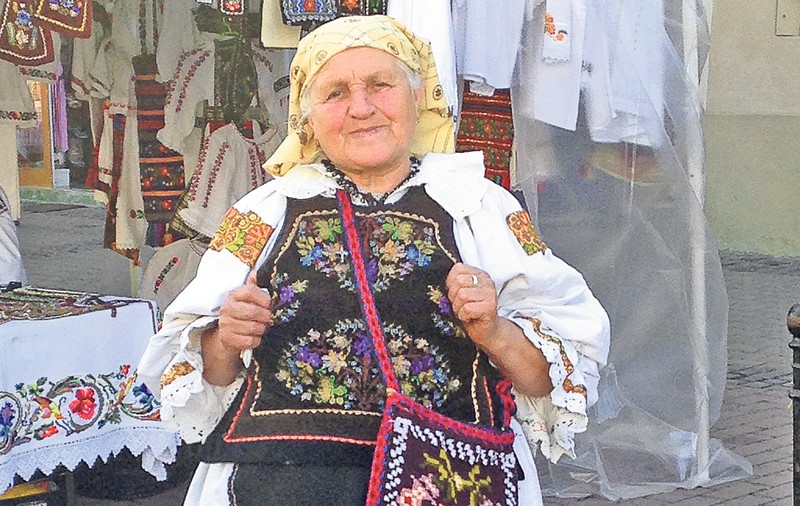 Mămăiţa asta face cele mai tari opinci | Bistriţeanca de 77 de ani a învăţat meserie de la răposatul ei soţ