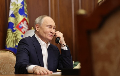 Vladimir Putin, surprins în timp ce vorbește la telefon. Poză cu caracter ilustrativ. Foto: Profimedia Images
