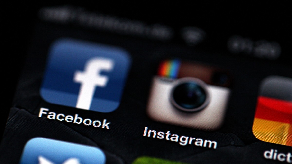 Rețelele de socializare generează instabilitate emoțională deoarece oamenii ajung dependenți de like-uri, acestea generând în creier producția de dopamină, un compus chimic care se declanșează și la consumul de alcool și fumat. Însă dacă adolescenții au interdicții la alcool și fumat până la o anumită vârstă, în cazul social media acestea nu există