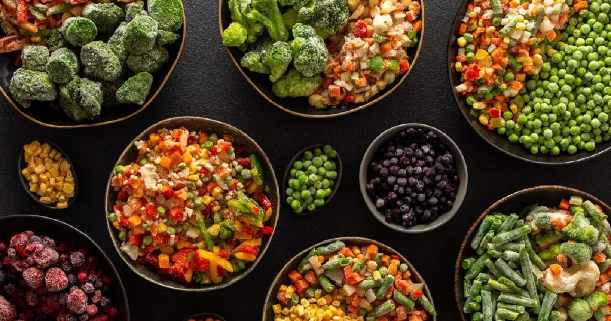 5 metode de conservare pentru fructele și legumele de vară - Pe o masă sunt așezate mai multe castroane cu fructe si legume congelate Foto:Shutterstock.com