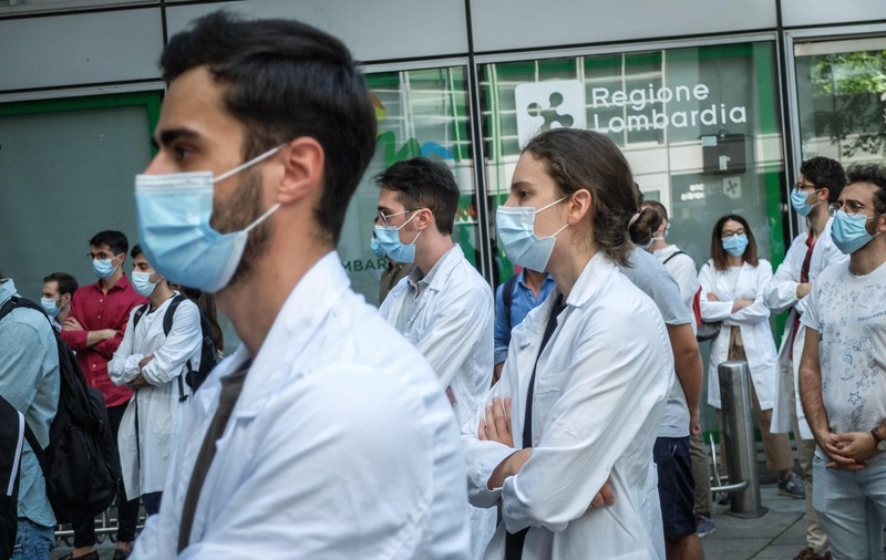 Regiunea Lombardia, simbolul eșecului autorităților în lupta cu COVID, ajunsă din nou în linia întâi. Medicii așteaptă cu frică al doilea val