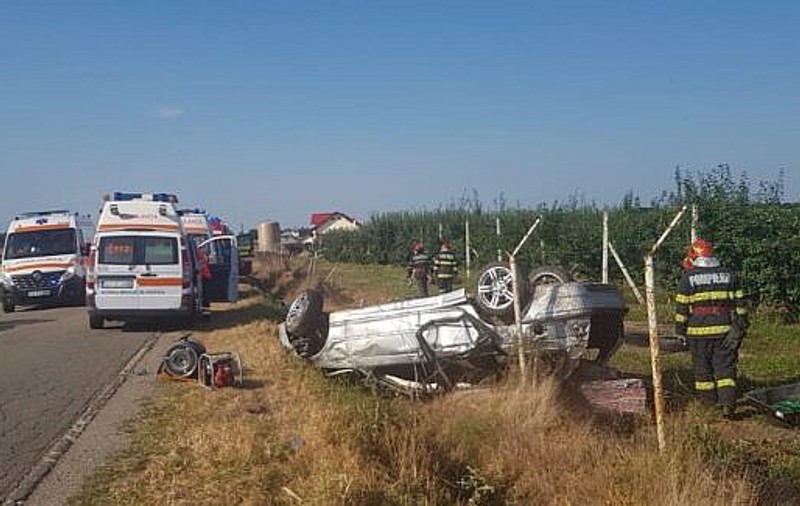 Doi tineri au murit, iar alți trei au fost răniți, după ce mașina în care se aflau s-a răsturnat, în Suceava