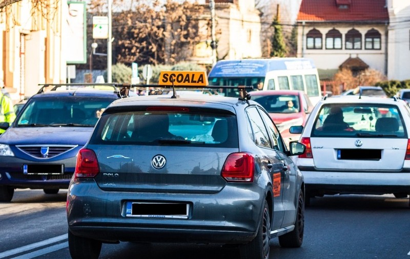 Mașina de școală pe un drum public