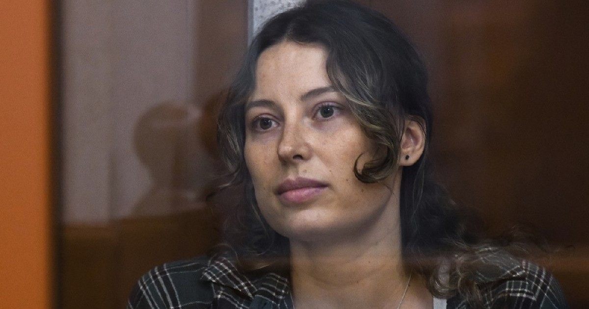 Rusia SUA Schimb de prizonieri, Ksenia Karelina, cunoscută și ca Khavana, stă într-o cușcă de sticlă într-o sală de judecată din Ekaterinburg, Rusia, joi, 20 iunie 2024.