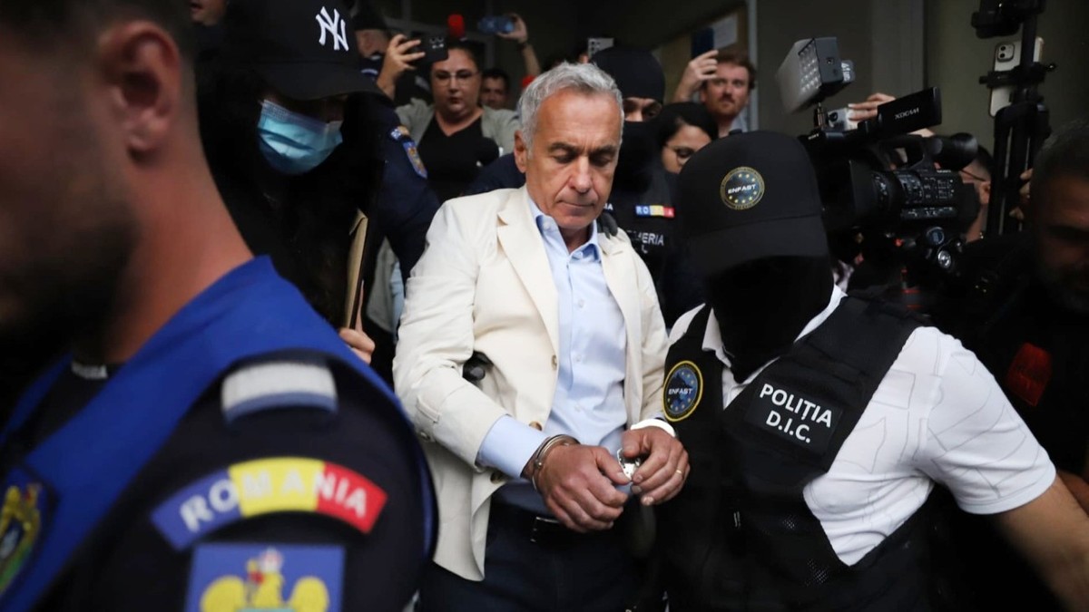 Călin Georgescu a ieșit încătușat din sediul DIICOT, după ce a fost reținut 24 de ore. Foto: Dumitru Angelescu / Libertatea