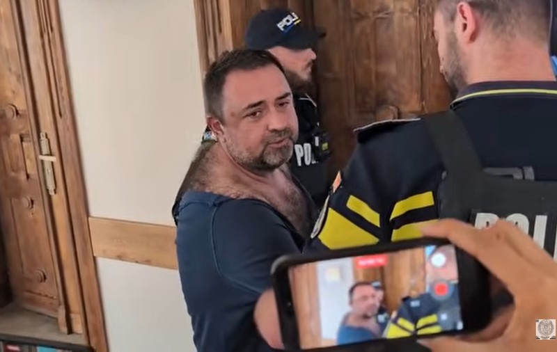 Procurorul adus în tricou rupt la instanță și proba vitală „uitată” de colegii anchetatori. Judecătorul a desființat complet propunerea de arestare
