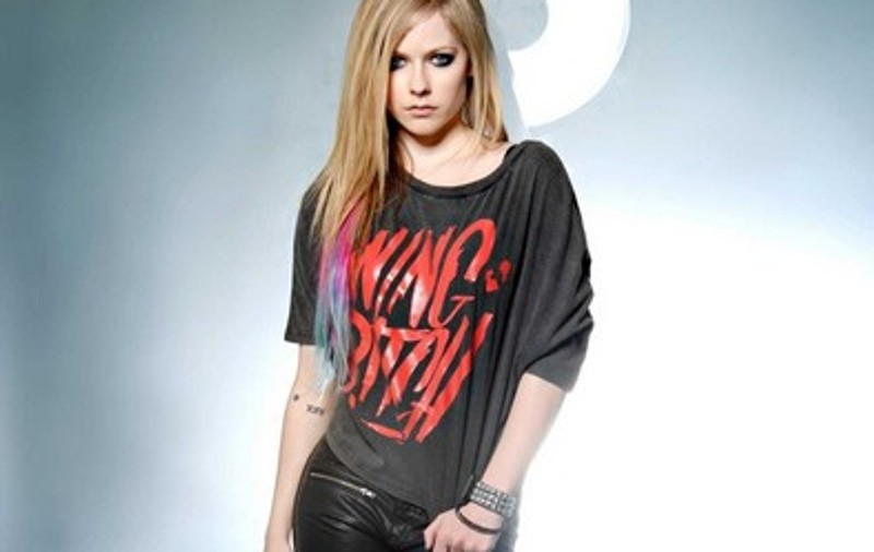 Frumoasa și BESTIA! Uite cu ce URÂTANIE s-a LOGODIT AVRIL LAVIGNE! FOTO