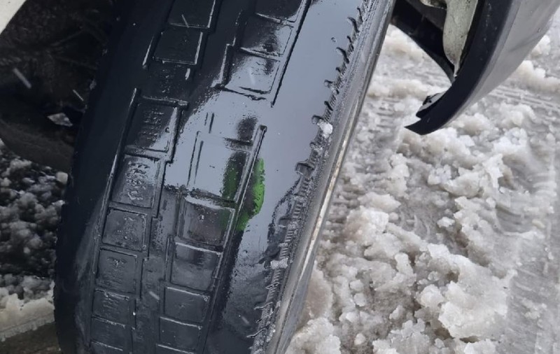 Cum circulă unii şoferi pe timp de iarnă. Poliţia Română: Nu ne mirăm că şanţul a devenit spaţiu de parcare fără voie