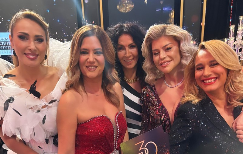 Moment de culise cu Loredana Groza și Andreea Esca. Cântăreața e surprinsă de părul prezentatoarei: „Această «instalație» o recomand pentru sărbători”