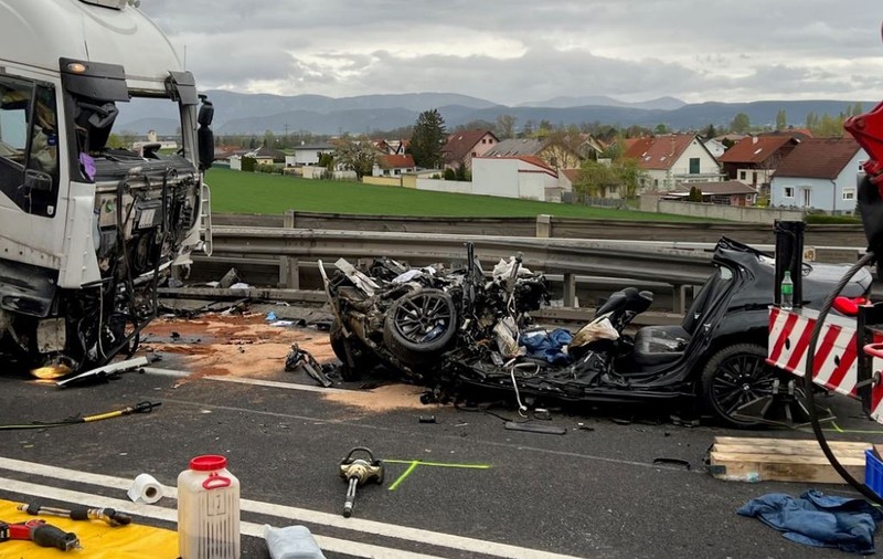 O mamă și fiica ei de 16 ani au murit în BMW-ul distrus de un șofer maghiar de TIR, care a intrat pe contrasens, pe o șosea expres din Austria