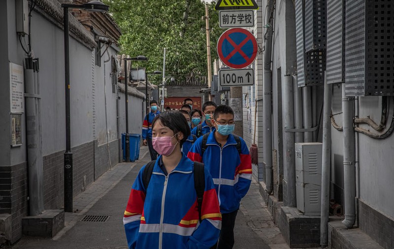 Frica de COVID-19 nu a dispărut. Elevii de gimnaziu din Beijing sunt monitorizați cu ajutorul unor brățări electronice