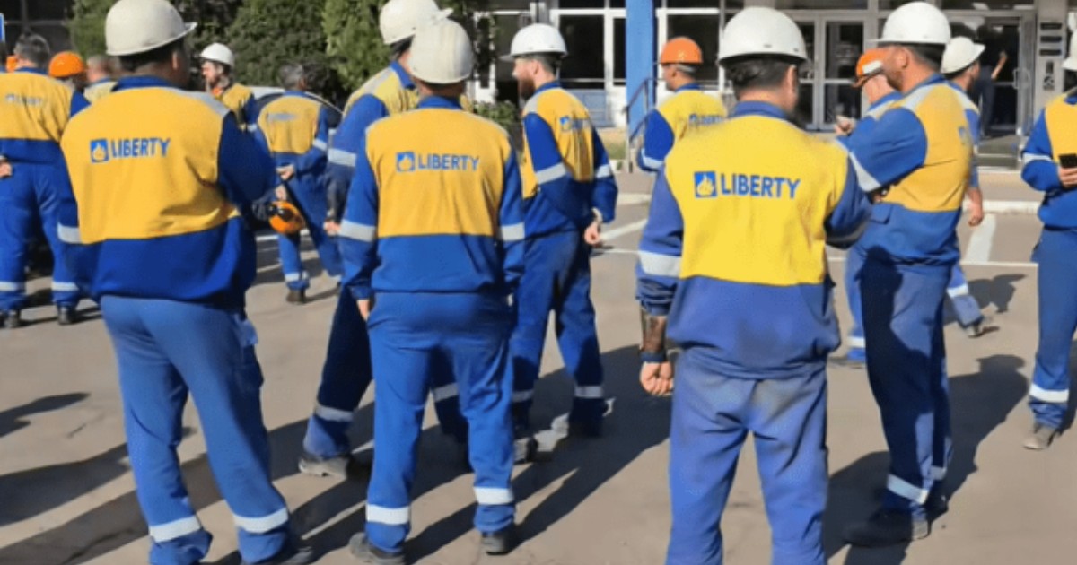 Angajați în echipament galben cu albastru pe care scrie Liberty