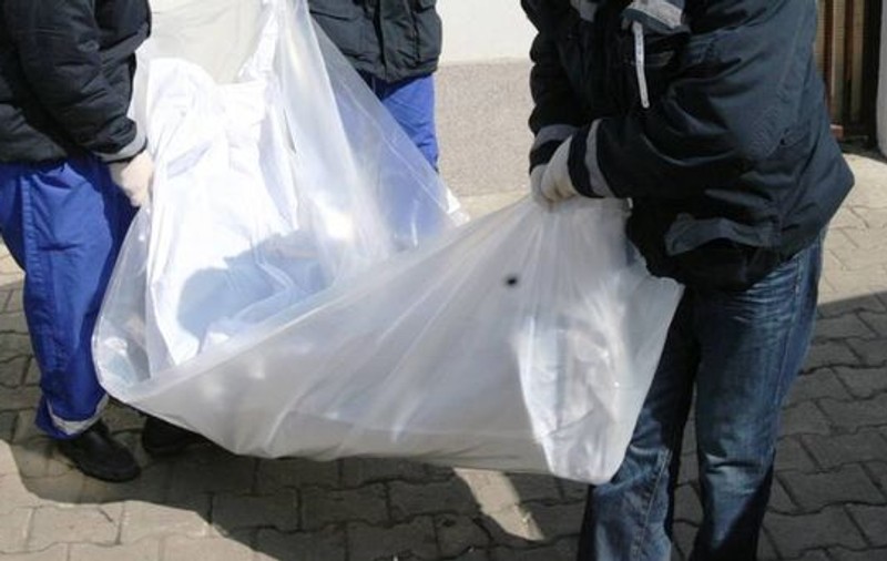 Bărbat găsit carbonizat într-o maşină care a luat foc