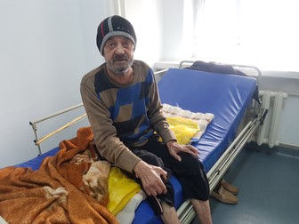 Dima arată spre picioarele pe care nu se mai poate bizui
