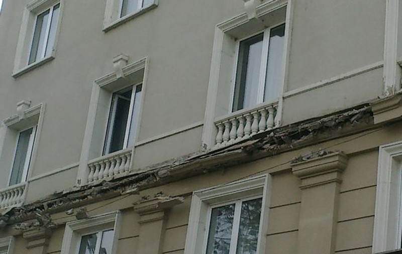 O fetiţă a fost rănită, după ce faţada hotelului Minerva din Capitală s-a prăbuşit 