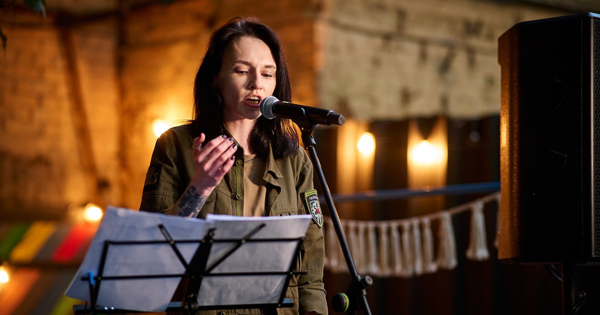 Olena Herasymiuk la un recital de poezie foto arhiva personala
