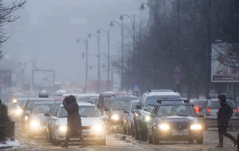 Atenționare cod galben de vreme severă: ninsori, ploi și vânt puternic. Vremea se răcește în toată țara!