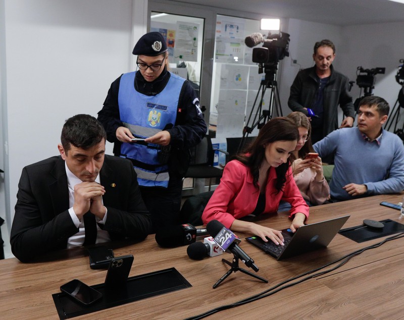 Scandal la Ministerul Energiei. Virgil Popescu a amânat conferința, George Simion a intrat cu forța și a vorbit de la pupitrul ministrului