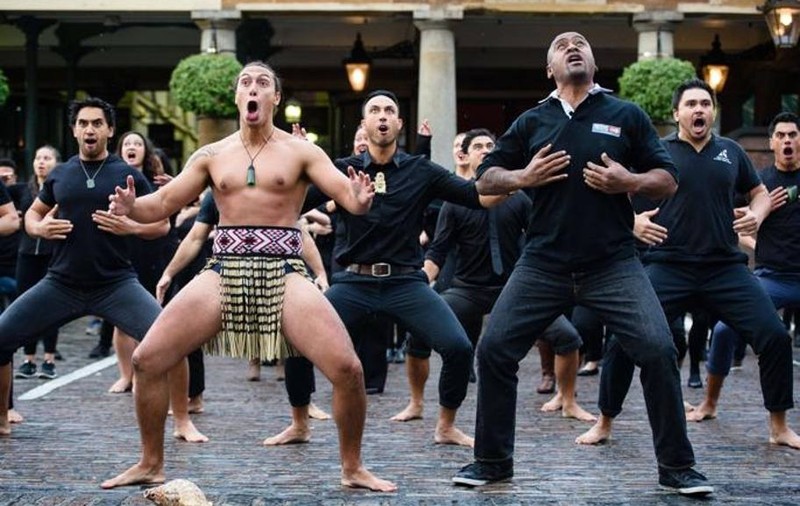 Scandal înainte de startul Cupei Mondiale de rugby! ^Englezii au ironizat haka, punând în scenă ”hakarena”, și i-au supărat pe maori / VIDEO