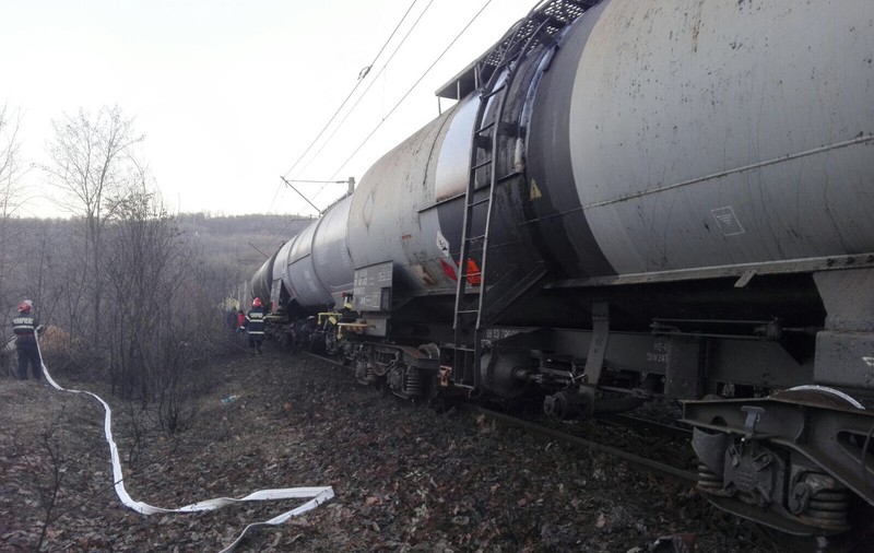 UPDATE / Un tren de marfă încărcat cu motorină a deraiat în județul Mehedinți. Circulația a fost reluată