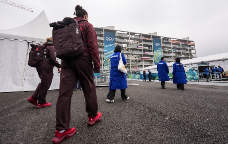 Jocurile Olimpice de Iarnă 2026: s-a deschis oficial Satul Olimpic, iar sportivii au primit la sosire câte un cadou-surpriză