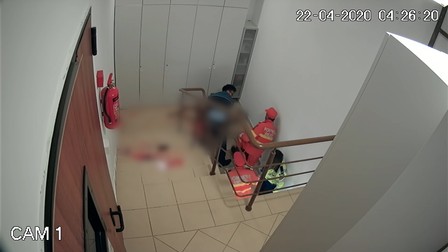 Până la venirea SMURD, polițiștii au încercat să îl ajute pe Alexandru apăsând pe răni cu prosoape
