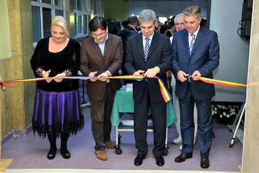 Anca Buliman, alături de Nicolae Banicioiu, Eugen Nicolaescu și Valeriu Zgonea în 2013, la inaugurarea corpului principal de cladire al Spitalului Clinic de Urgenta Bagdasar-Arseni