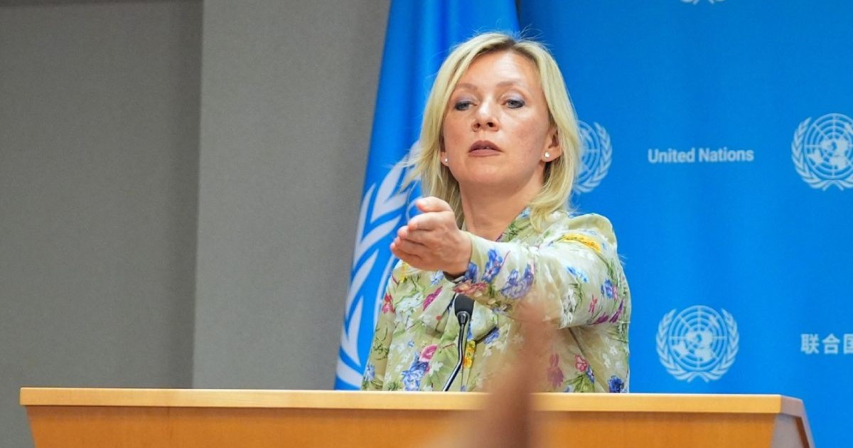 Purtătoarea de cuvânt a Ministerului rus de Externe, Maria Zaharova, surprinsa cu mana st\nga intinsa in fata in timpul unei conferinte