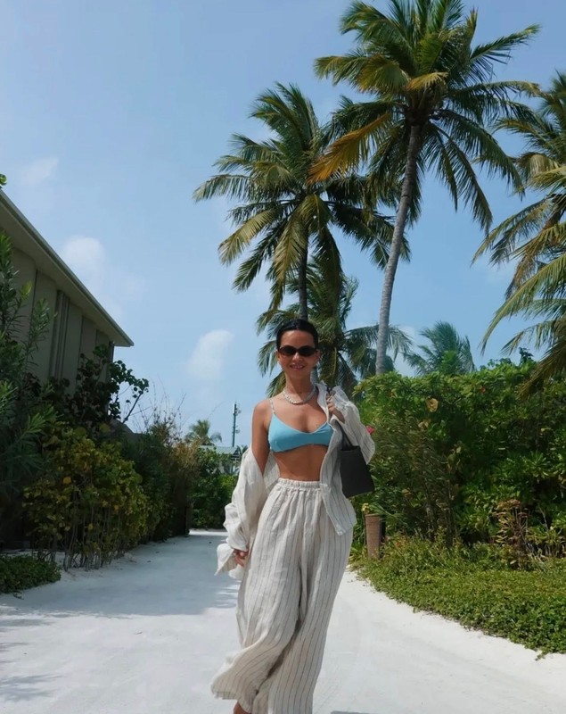 Imagini cu INNA în costum de baie, în Maldive. Cât costă o noapte în resortul de lux unde e cazată: „Meriți o vacanță”