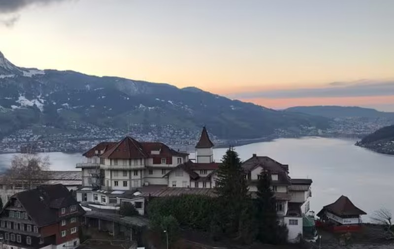 Un hotel abandonat de 16 ani pe marginea unui lac va fi transformat într-un complex rezidențial cu 90 de apartamente, în Elveția