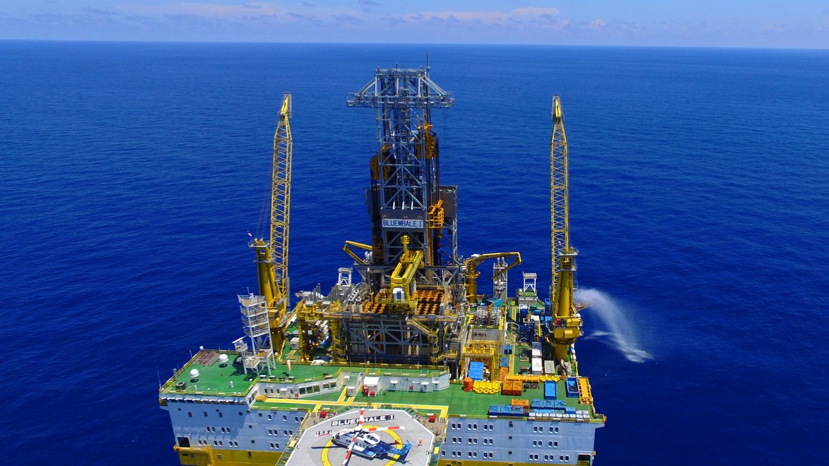 Legea offshore, noua Roșie Montană. Legea privind exploatările de țiței și gaze din Marea Neagră aduce companiilor petroliere tot felul de derogări de la legislația actuală, plus o serie de ajutoare de stat. Platformă petrolieră pe mare