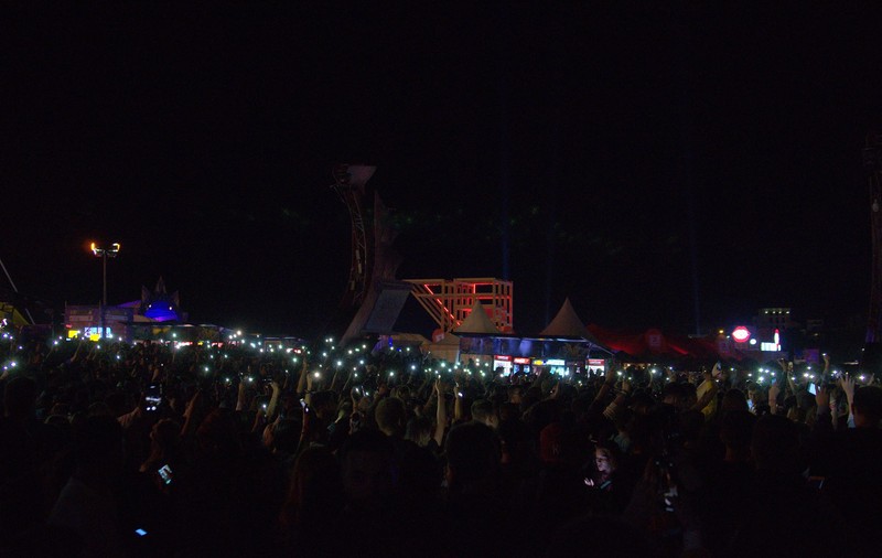 VIDEO/ Pană de curent la Neversea 2018. 30 de minute fără sonorizare și lumini după ce Grasu XXL a înjurat Guvernul pe scenă