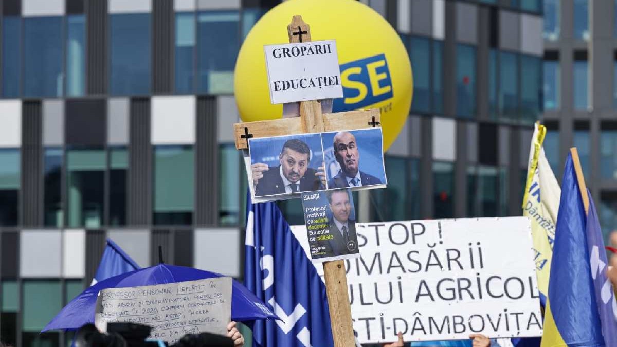 Protestul profesorilor di Capitală. În poză apare o cruce pe care scrie „groparii educației”, fiind aplicate fotografii cu ministrul educației, premierul și președinteel României