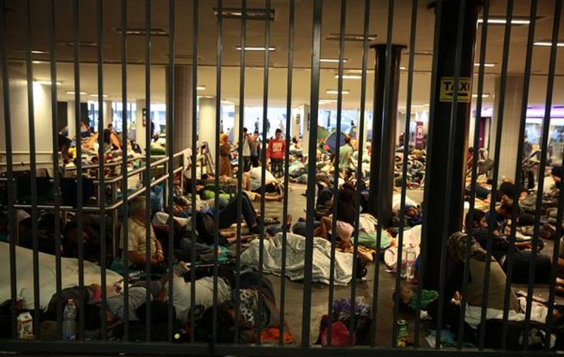 Corespondenţă din UngarIAD! Budapesta e sub asediul miilor de refugiați, iar autoritățile maghiare par să nu mai le facă față. ^Nu doar gara Keleti, epicentrul mulțimii care a venit să-și găsească un trai uman în Europa, e ocupată. Parcurile din jurul arenei pe care se va juca sunt pline de sirieni și de afgani. Nimic nu e ce pare, nimic nu mai e sigur. Se va juca și fotbal aici?