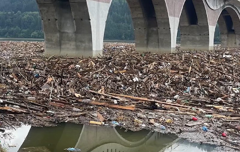 Lacul Bicaz, transformat de inundații: s-a umplut de bușteni și resturi aduse de viitură din pădurile din apropiere