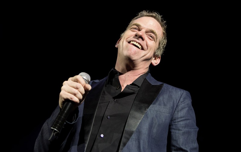 Concert Garou la București. Artistul, în genunchi, cu ochii în lacrimi pe scenă