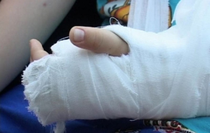 O femeie a ajuns la spital după ce a fost bătută cu pumnii și picioarele, într-un autobuz din Suceava, pentru că a tușit în mască