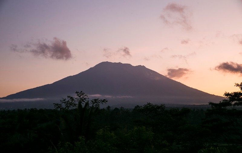 Alertă pe insula Bali din cauza unui vulcan. Peste 10.000 de oameni au fost evacuați